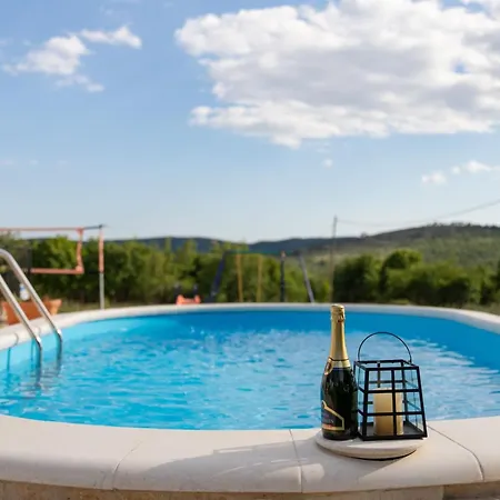 Serene Retreat With Pool - Two Bedroom Ferienhaus
