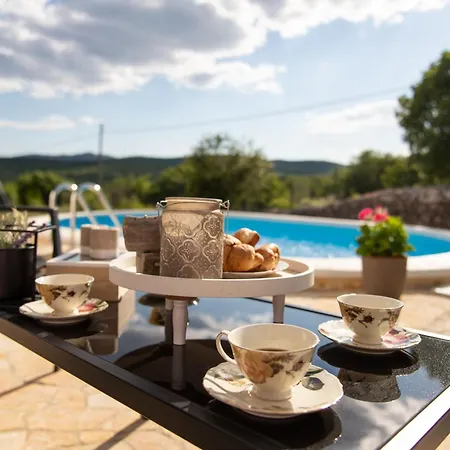 Serene Retreat With Pool - Two Bedroom Ferienhaus