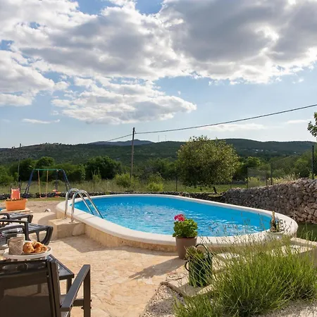 Ferienhaus Serene Retreat With Pool - Two Bedroom *
