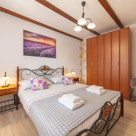 Ferienhaus Serene Retreat With Pool - Two Bedroom *
