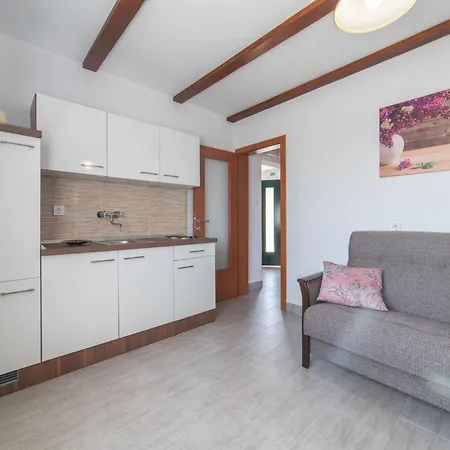 Serene Retreat With Pool - Two Bedroom Ferienhaus Veliki Brocanac