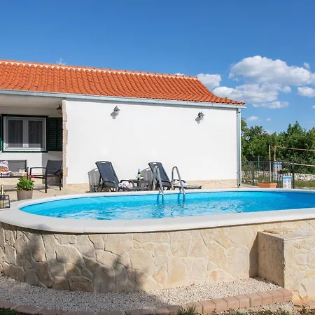 Serene Retreat With Pool - Two Bedroom Veliki Brocanac